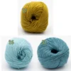 Nuancier de fil coton bio Alba de BC Garn avec les coloris moutarde, bleu ciel et bleu canard.