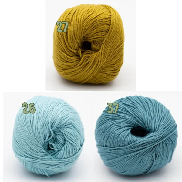 Nuancier de fil coton bio Alba de BC Garn avec les coloris moutarde, bleu ciel et bleu canard.