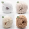 Nuancier de fil coton bio Alba de BC Garn avec les coloris blanc, écru, beige rosé et camel clair.