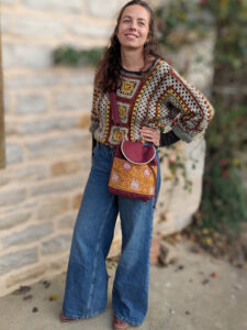 Sac Évolution Nomade porté en version bandoulière par une femme, extérieur en pierre, patron sac 2 en 1.