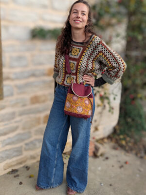 Sac Évolution Nomade porté en version bandoulière par une femme, extérieur en pierre, patron sac 2 en 1.