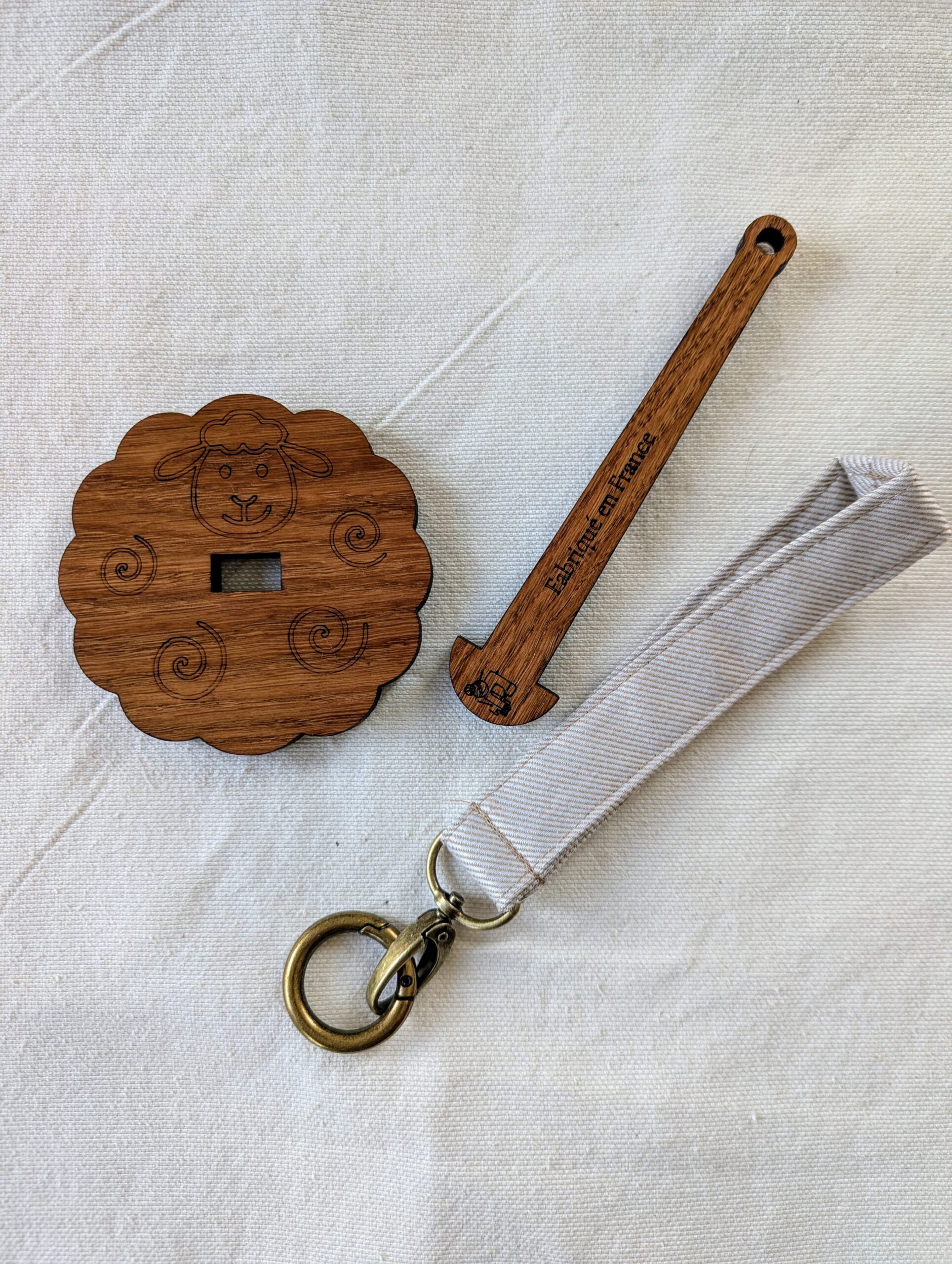 support pour pelote en forme de mouton en bois avec dragonne en jean recyclé