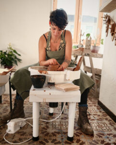 céramiste travaillant au tour avec le tablier fendu en lin coton vert olive