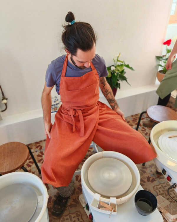 tablier fendu porté par un potier installé pour travailler au tour