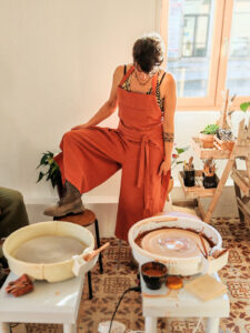 boutons pressions chevilles tablier de poterie salopette