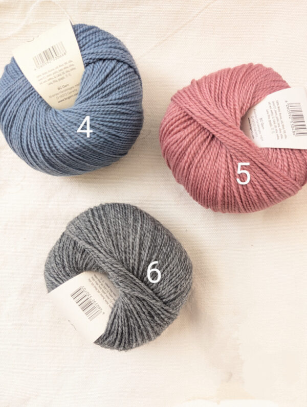 texture de la laine bio Semilla BC Garn bleu gris et rose
