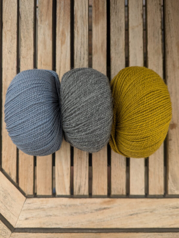 texture de la laine bio Semilla BC Garn bleu vert et gris