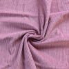 Détail du tissu velours côtelé vieux rose, texture douce et lumineuse.