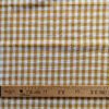 Détail du tissu à carreaux jaune style vichy et vintage