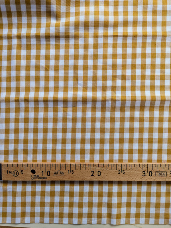 Détail du tissu à carreaux jaune style vichy et vintage