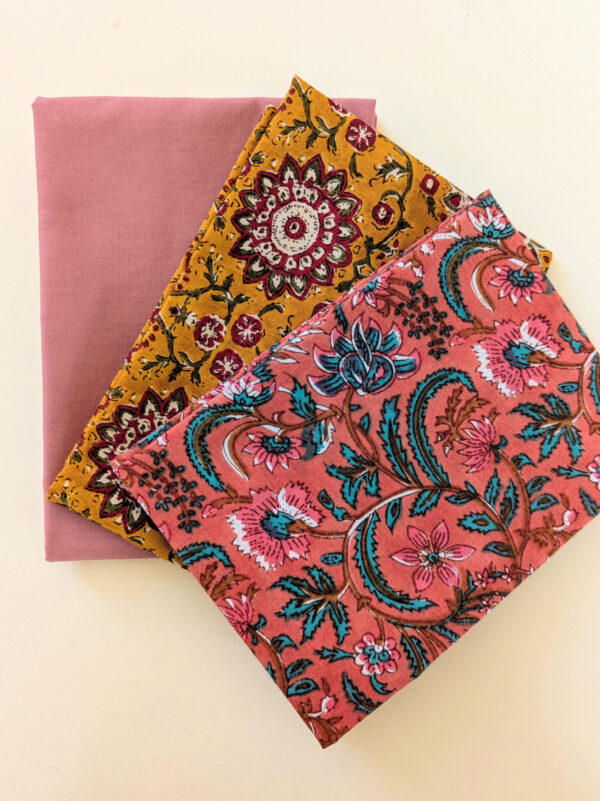 Ensemble de coupons de tissu bio et certifié prêt à être utilisé pour la couture d’accessoires, pochettes ou patchwork, lot vieux rose
