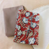 Lot de coupons tissu couture : denim beige recyclé, coton bio taupe et voile de coton feuilles rouges.