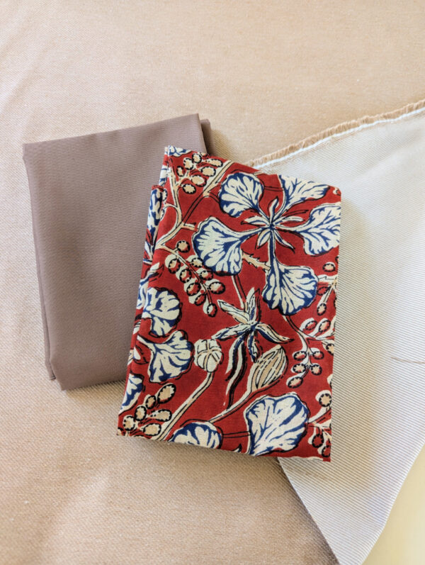 Lot de coupons tissu couture : denim beige recyclé, coton bio taupe et voile de coton feuilles rouges.