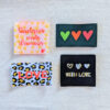 Lot de 4 étiquettes à coudre décoratives L’étiquette Home Couture : Love fluo léopard, 3 cœurs kaki, Quelques mots d’amour, With love.