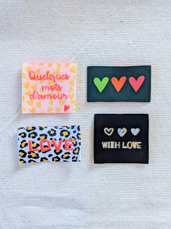 Lot de 4 étiquettes à coudre décoratives L’étiquette Home Couture : Love fluo léopard, 3 cœurs kaki, Quelques mots d’amour, With love.