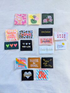 étiquettes décorative à coudre, motifs fleuris, messages droles et tendres de la marque l'étiquette home couture