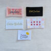 Lot de 5 étiquettes à coudre décoratives L’étiquette Home Couture avec messages fun : Va te faire coudre, Petite bichette, Hot couture, Little queen, Good mood.