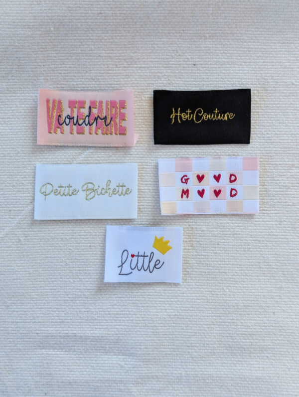 Lot de 5 étiquettes à coudre décoratives L’étiquette Home Couture avec messages fun : Va te faire coudre, Petite bichette, Hot couture, Little queen, Good mood.