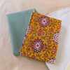Lot de coupons tissu couture : denim beige recyclé, coton bio vert sauge et voile de coton fleurs ocre.