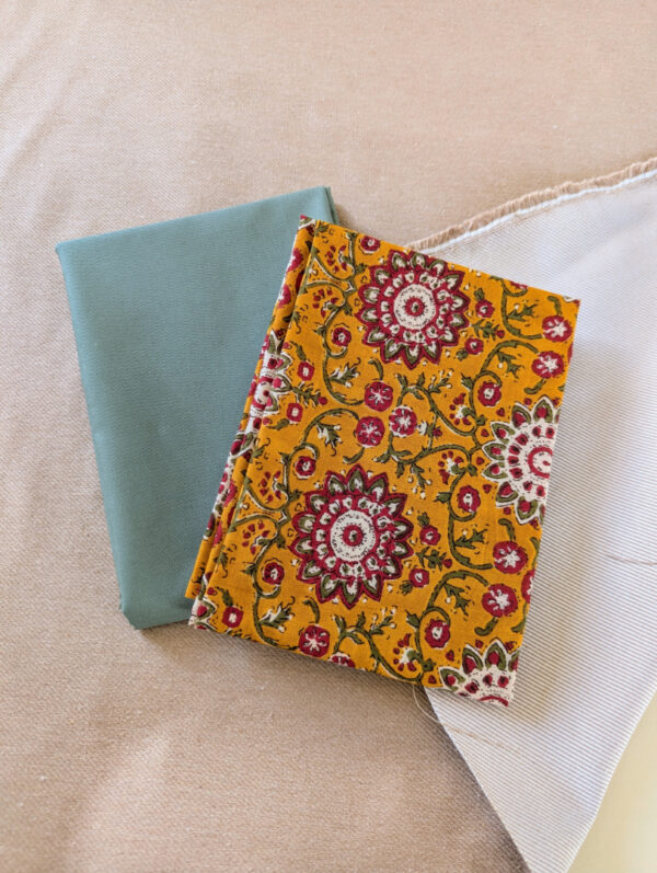 Lot de coupons tissu couture : denim beige recyclé, coton bio vert sauge et voile de coton fleurs ocre.