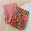 Lot de coupons tissu couture : denim beige recyclé, coton bio vieux rose et voile de coton fleurs vieux rose.