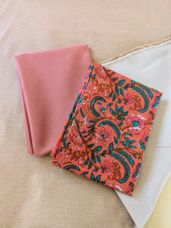 Lot de coupons tissu couture : denim beige recyclé, coton bio vieux rose et voile de coton fleurs vieux rose.