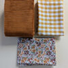 Lot de coupons tissu automne doré — velours marron, vichy moutarde et popeline fleurie ocre.