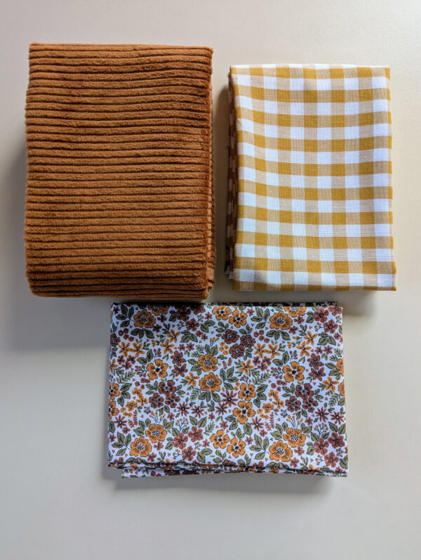 Lot de coupons tissu automne doré — velours marron, vichy moutarde et popeline fleurie ocre.