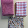 Lot de coupons tissu rose poétique — velours côtelé vieux rose, vichy clair et popeline fleurie.