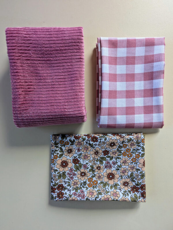 Lot de coupons tissu rose poétique — velours côtelé vieux rose, vichy clair et popeline fleurie.