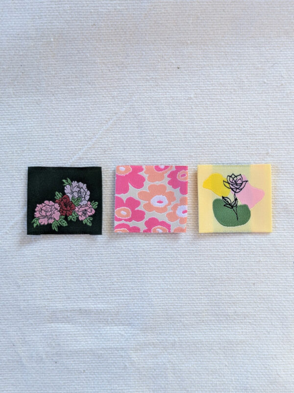 Lot de 3 étiquettes à coudre décoratives L’étiquette Home Couture, motifs fleuris, format 38 x 35 mm.