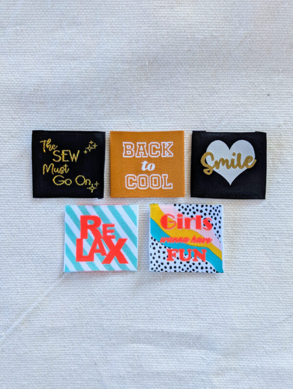 Lot de 5 étiquettes à coudre décoratives L’étiquette Home Couture avec messages positifs : Girls wanna have fun, Relax, Back to cool, The sew must go on, Smile.