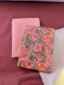 Lot de coupons tissu couture : denim rouge recyclé, coton bio vieux rose et voile de coton fleurs vieux rose.