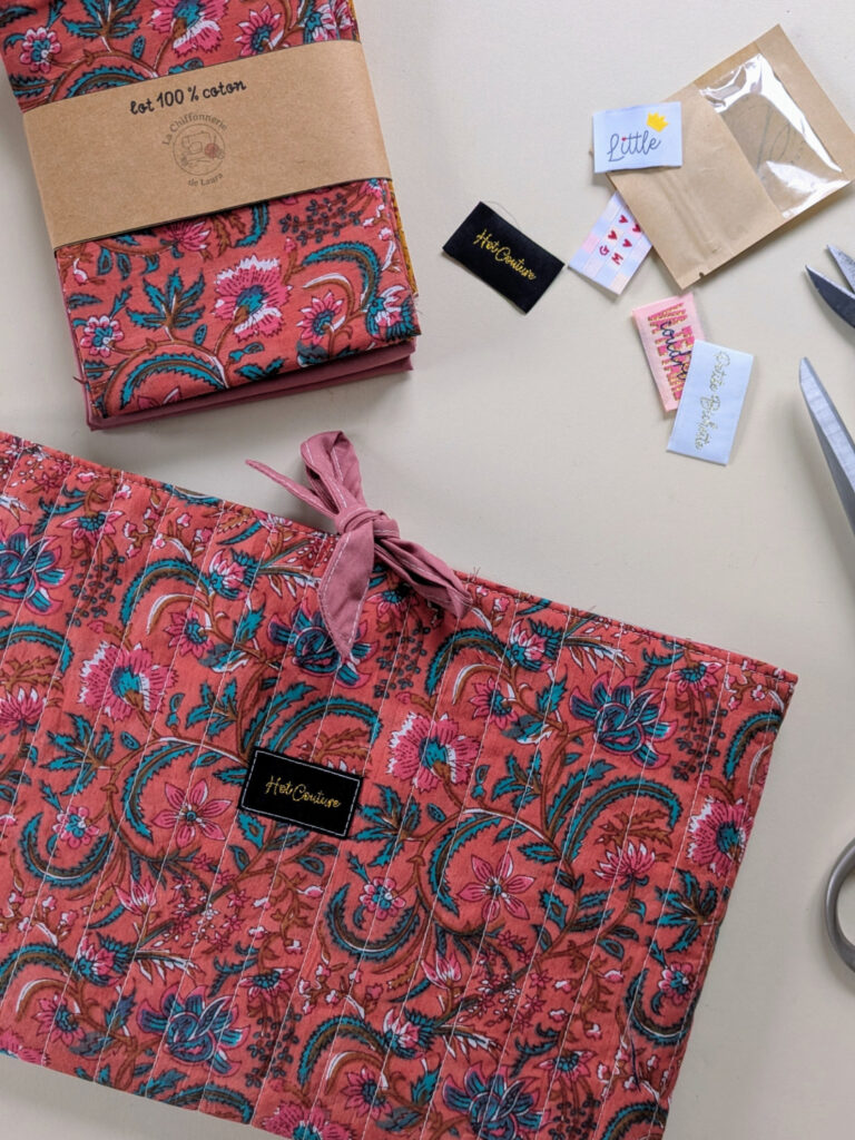 tissus et étiquettes nécessaires pour coudre le tuto de la pochette matelassée sans fermeture éclair pour pc