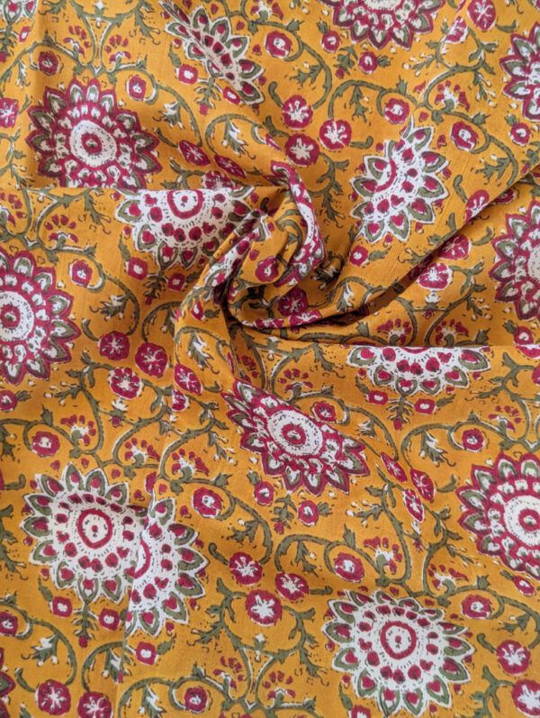 Coupons de voile de coton certifiés Oeko-Tex avec imprimés colorés d’inspiration indienne, motif fleur ocre