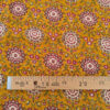 Gros plan sur les voiles de coton imprimés aux motifs graphiques et colorés d’inspiration indienne, fleur ocre