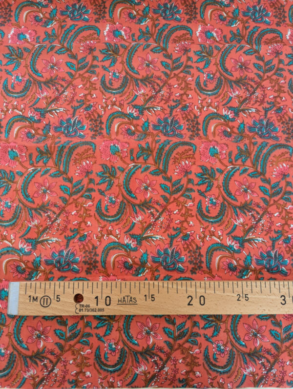 Gros plan sur les voiles de coton imprimés aux motifs graphiques et colorés d’inspiration indienne, motif fleur vieux rose
