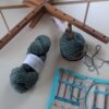 Dévidoir à laine en bois, support pour pelote et kit d’aiguilles circulaires interchangeables KnitPro Mindful posés sur une table, prêts pour préparer un écheveau de laine avant de tricoter. Accessoires de tricot pratiques pour enrouler la laine et réaliser des projets en aiguilles circulaires.