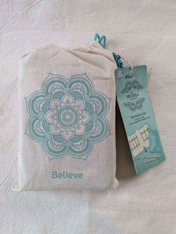 Vue d’ensemble du kit d’aiguilles circulaires interchangeables KnitPro Mindful Believe avec étui turquoise, petite trousse, jauge à aiguilles et câbles 360°.