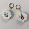 motif abeille sur marqueurs crochet en forme d'hexagone entièrement fait main et unique