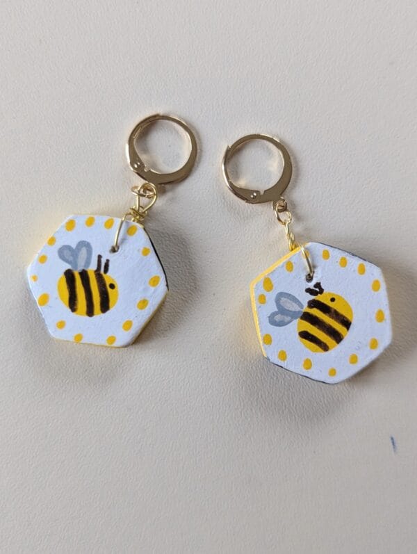 motif abeille sur marqueurs crochet en forme d'hexagone entièrement fait main et unique