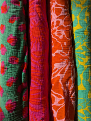 double de gaze de coton imprimée motifs estivaux et colorés pour vêtements légers et accessoire matelassée.