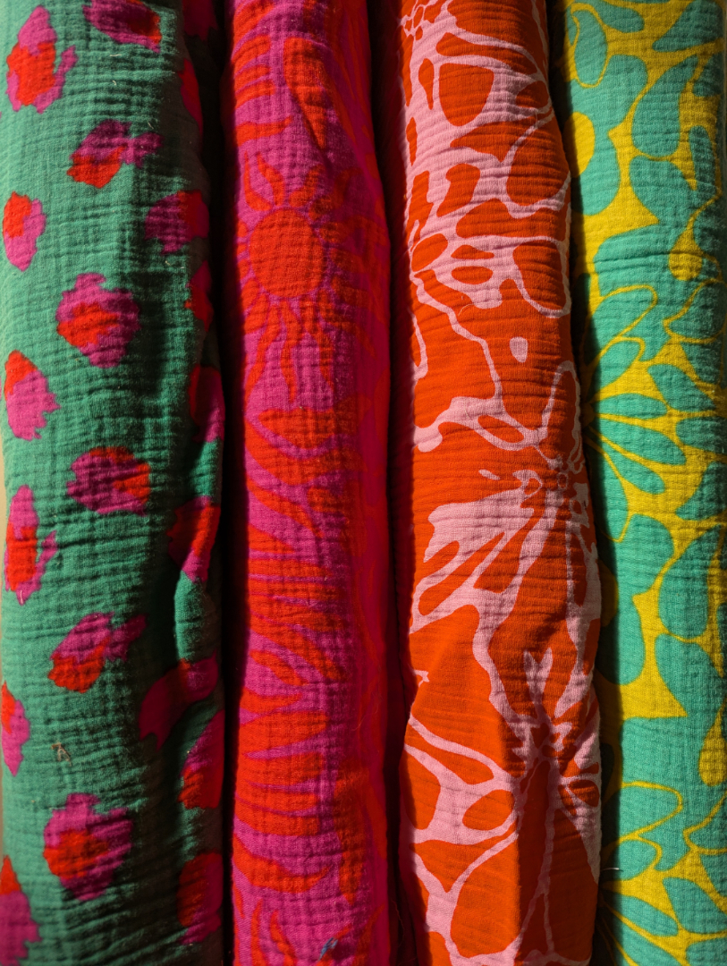 double de gaze de coton imprimée motifs estivaux et colorés pour vêtements légers et accessoire matelassée.