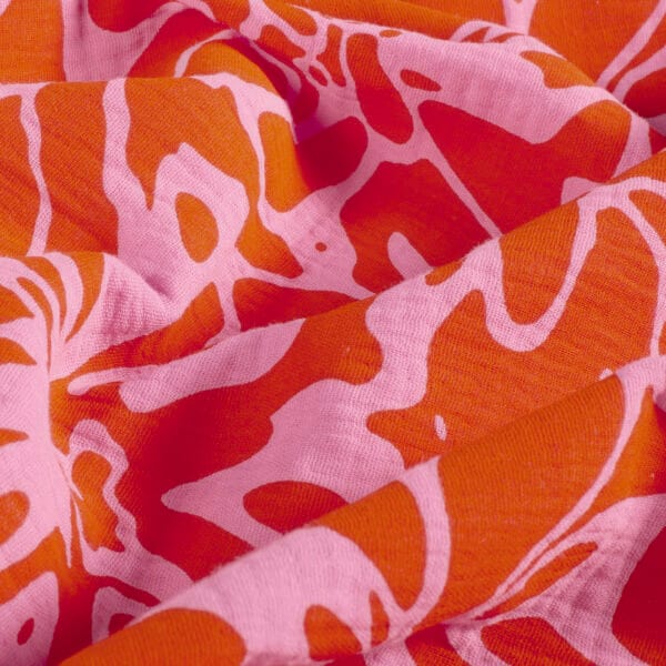 zoom et détail du motif abstrait rose sur double gaze de coton