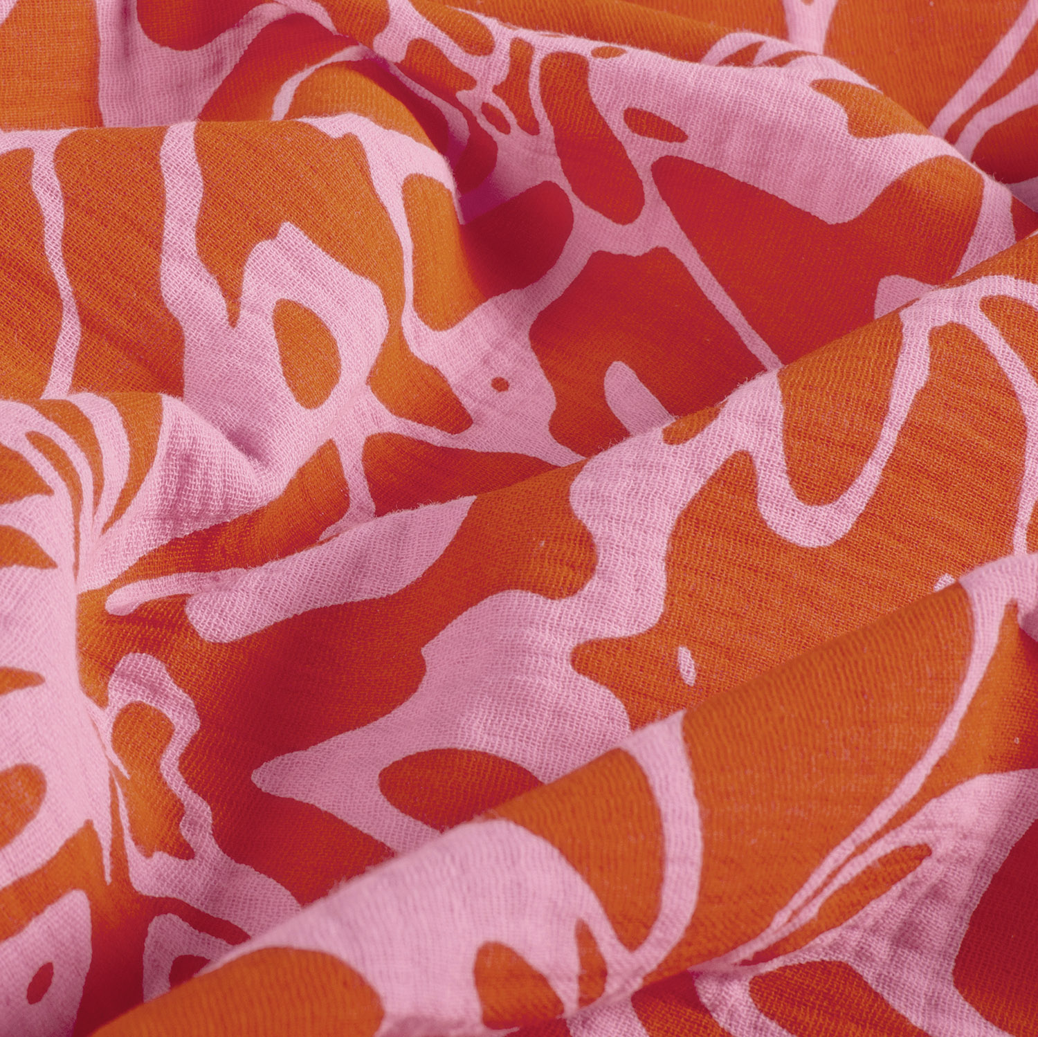 zoom et détail du motif abstrait rose sur double gaze de coton