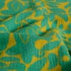 zoom et détail du motif fleur vert citron imprimée sur double gaze de coton