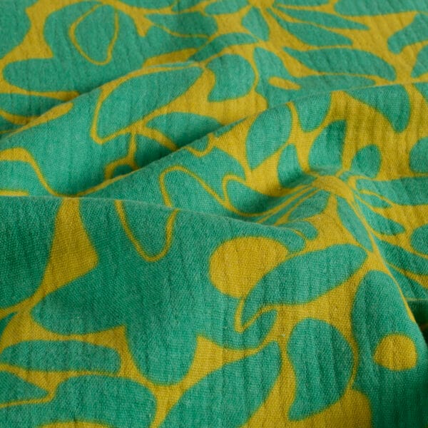 zoom et détail du motif fleur vert citron imprimée sur double gaze de coton