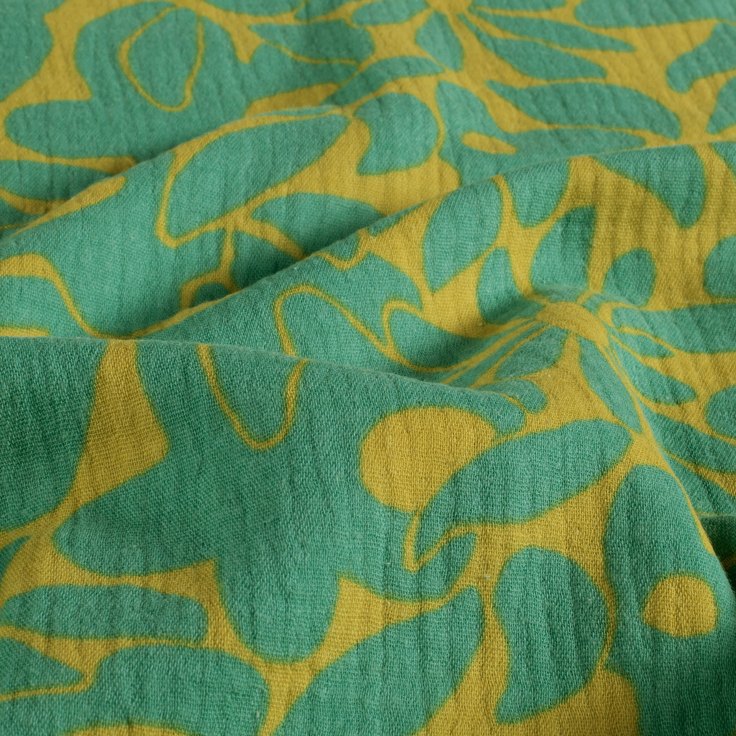 zoom et détail du motif fleur vert citron imprimée sur double gaze de coton