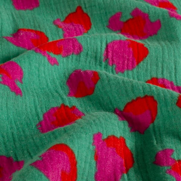 zoom et détail du motif vert léopard imprimé sur double gaze de coton