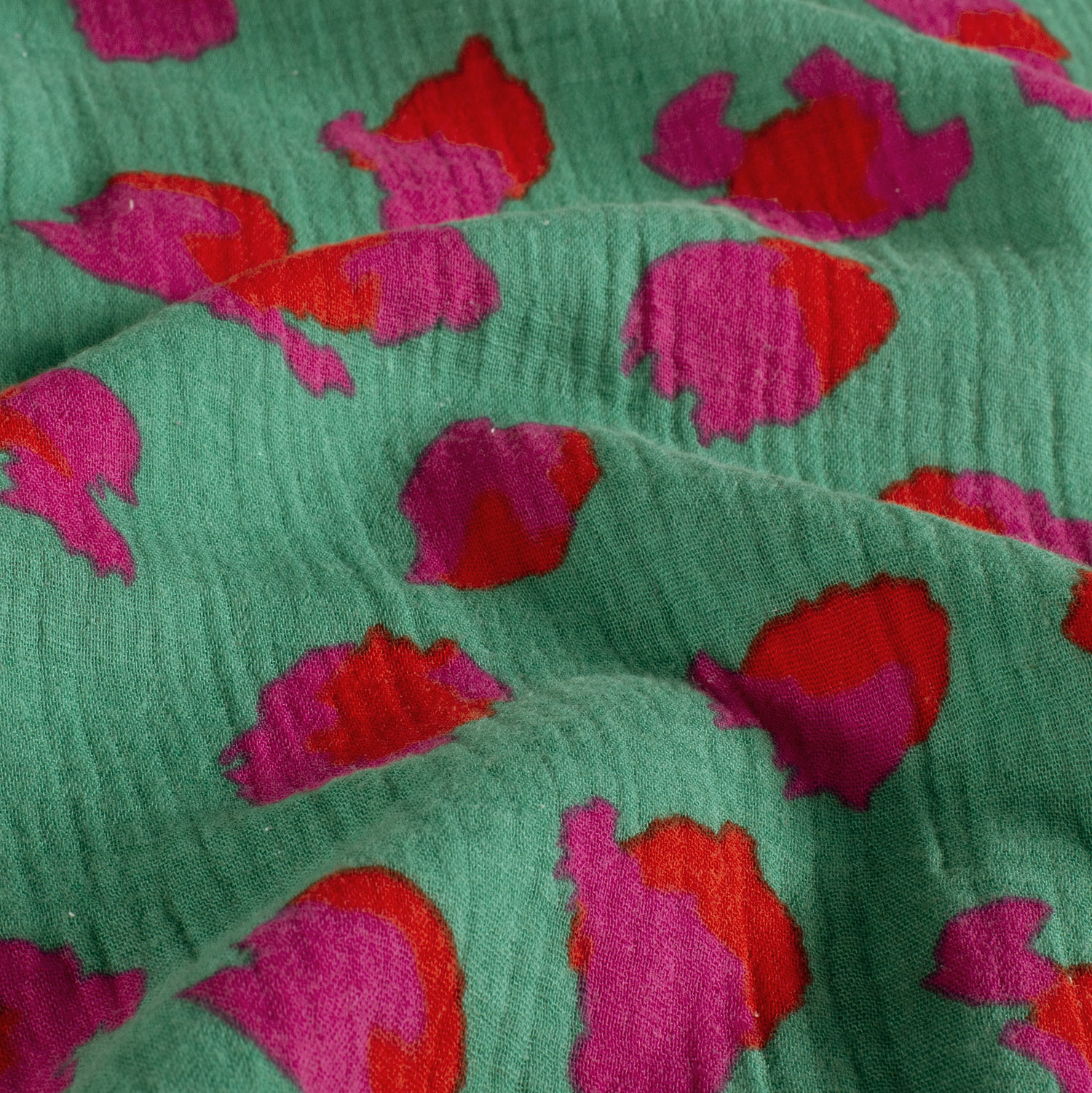 zoom et détail du motif vert léopard imprimé sur double gaze de coton